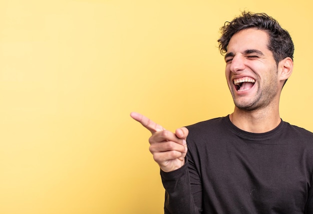 Jovem homem hispânico bonito com um espaço de cópia ao lado