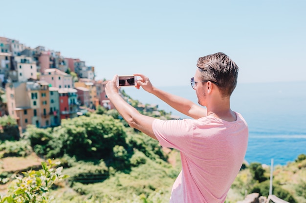 Jovem, homem, levando, selfie, fundo, bonito, antigas, italiano, vila, cinque terre, liguria, itália