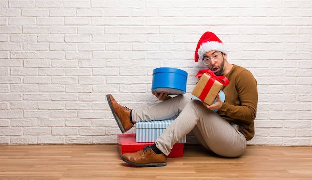 Jovem homem louco celebrando o Natal em sua casa