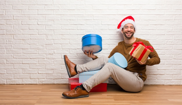 Jovem homem louco celebrando o Natal em sua casa