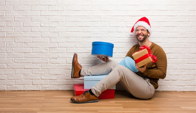 Jovem homem louco celebrando o Natal em sua casa