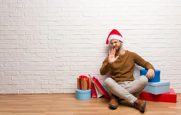 Jovem homem louco celebrando o natal em sua casa