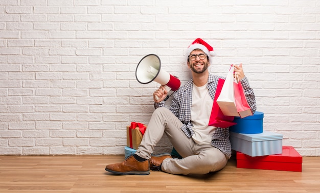 Jovem homem louco celebrando o Natal em sua casa