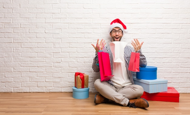 Jovem homem louco celebrando o Natal em sua casa