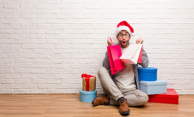 Jovem homem louco celebrando o Natal em sua casa