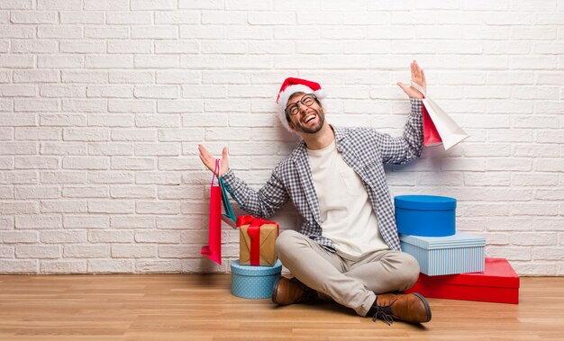 Jovem homem louco celebrando o Natal em sua casa