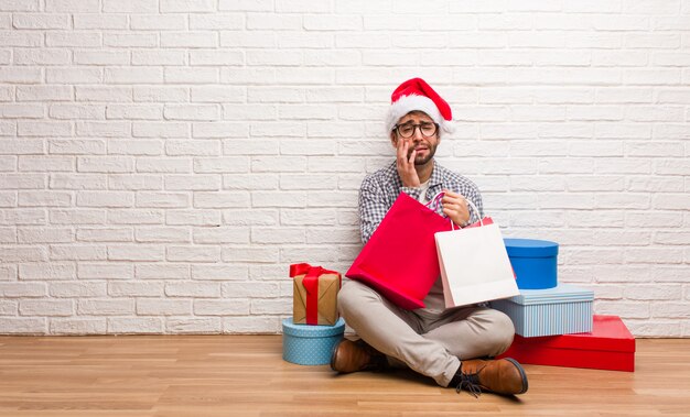 Jovem homem louco celebrando o Natal em sua casa