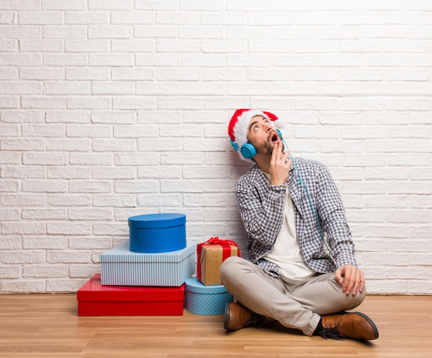 Jovem homem louco celebrando o natal em sua casa