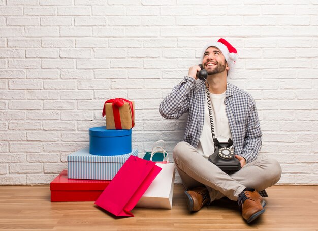 Jovem homem louco celebrando o Natal em sua casa