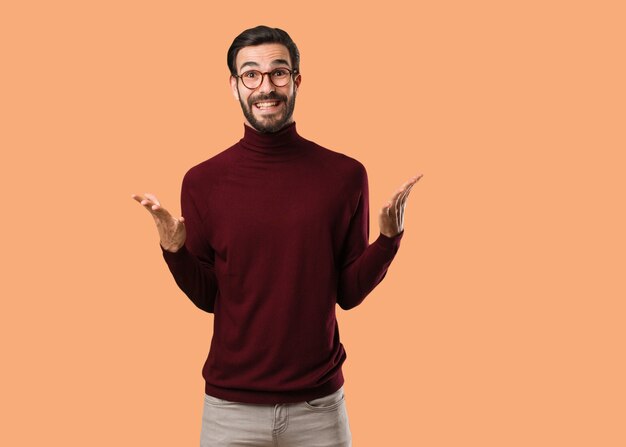 Jovem homem natural celebrando uma vitória ou sucesso