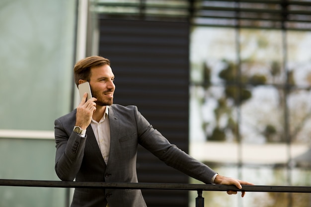 Jovem, homem negócios, conversa, telefone