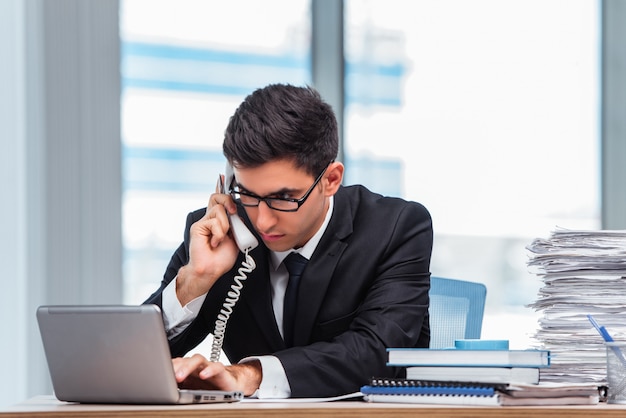 Jovem, homem negócios, conversa telefone