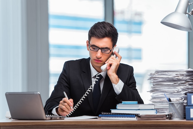 Jovem, homem negócios, conversa telefone