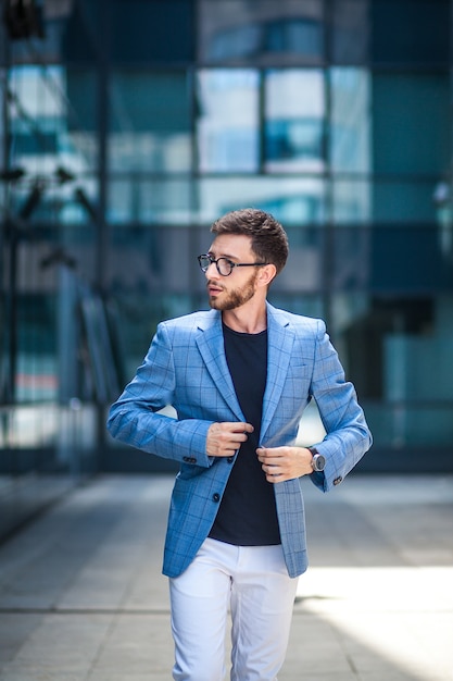 Jovem, homem negócios, em, urbano, área