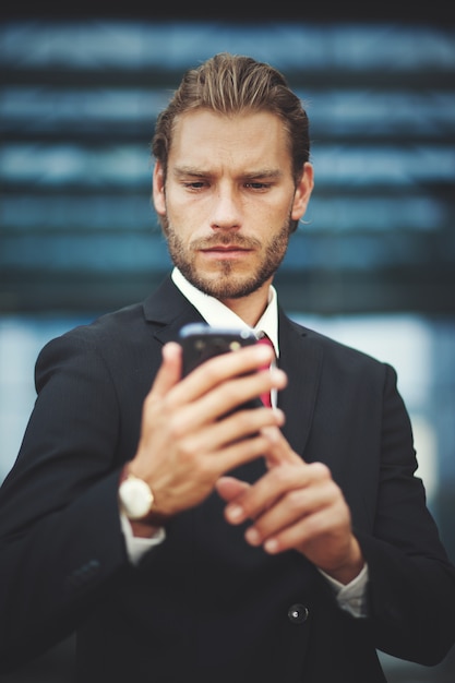 Jovem, homem negócios, usando, seu, telefone