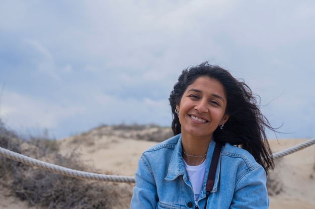 Jovem índia feliz na praia