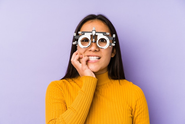 Jovem indiana com óculos de optometria roendo as unhas