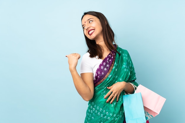 Jovem indiana com sacolas de compras