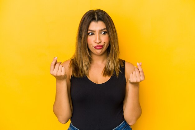 Jovem indiana em amarelo, mostrando que não tem dinheiro.