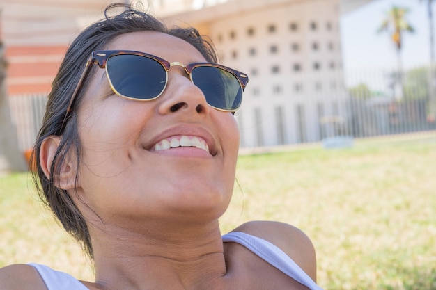 Jovem indiana feliz na piscina