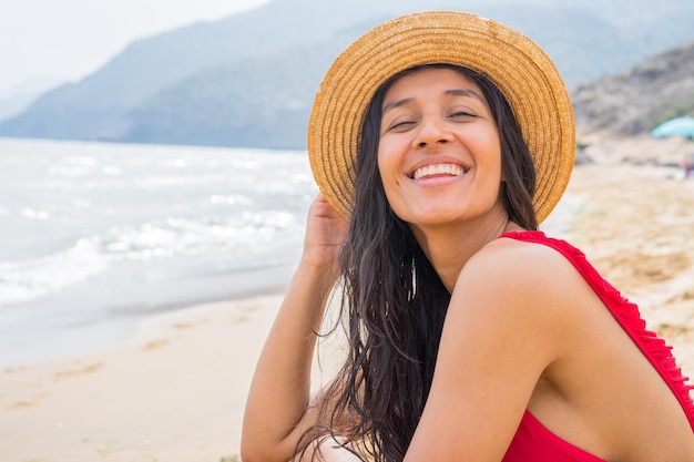 Jovem indiana feliz na praia