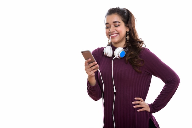 Jovem indiana feliz sorrindo enquanto usa fones de ouvido