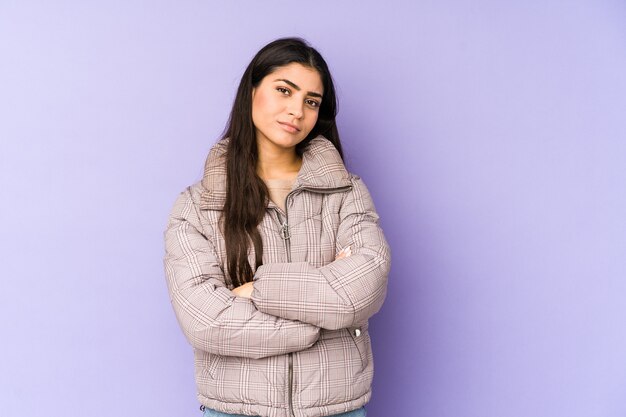 Jovem indiana isolada em um fundo roxo que está entediada, cansada e precisa de um dia de relaxamento.