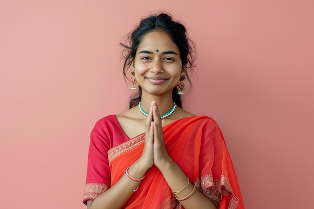 Foto jovem indiana namaste e sorrindo