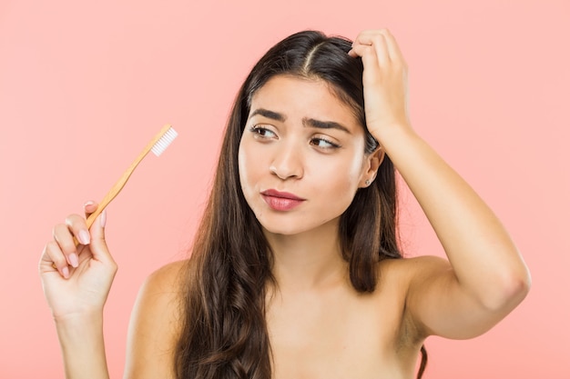 Jovem indiana segurando uma escova de dentes sendo chocada, lembrou-se de uma reunião importante.