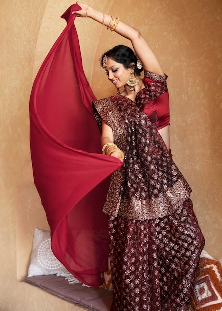 Foto jovem indiana vestindo sari