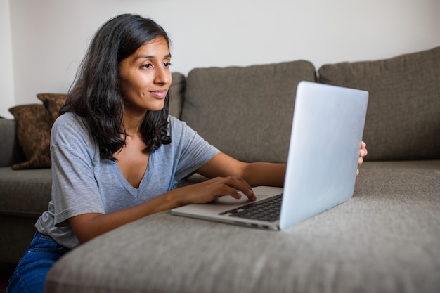 Jovem, indianas, mulher, usando, laptop