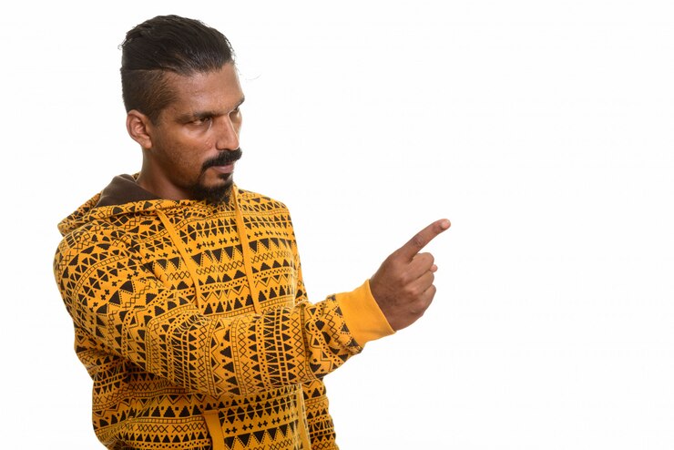 Foto jovem indiano apontando o dedo