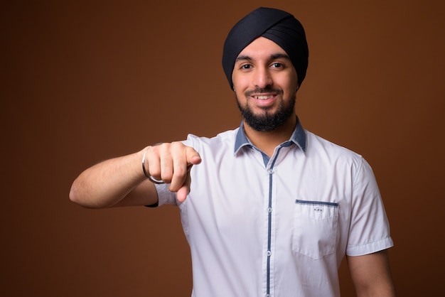 Jovem indiano barbudo Sikh usando turbante