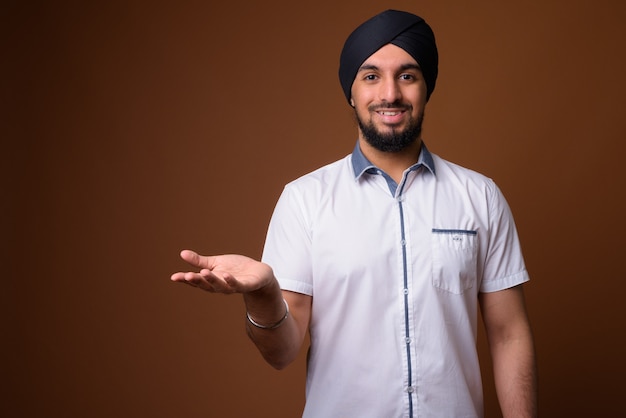 Jovem indiano barbudo Sikh usando turbante