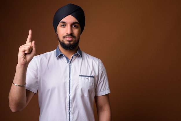 Jovem indiano barbudo Sikh usando turbante