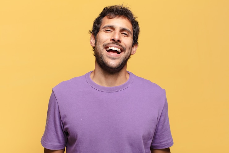 Foto jovem indiano bonito. expressão feliz e surpresa