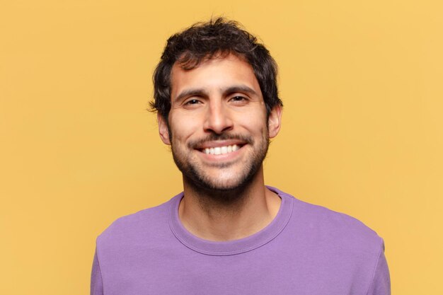 Jovem indiano bonito. expressão feliz e surpresa