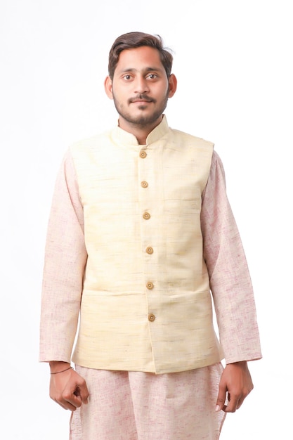 Jovem indiano com roupas tradicionais e dando expressão em fundo branco.