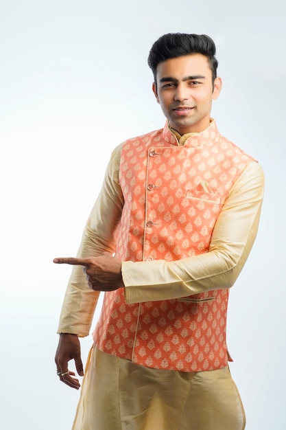 Jovem indiano com roupas tradicionais