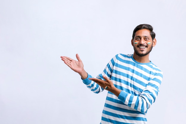 Jovem indiano com uma expressão chocante e mostrando a direção com a mão