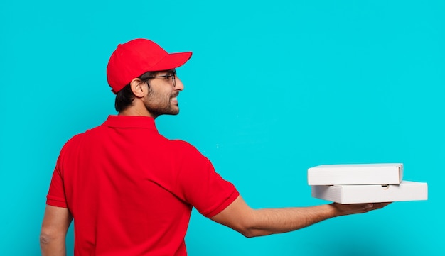 Jovem indiano fazendo uma expressão feliz de homem