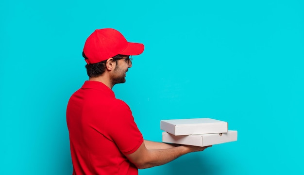 jovem indiano fazendo uma expressão feliz de homem