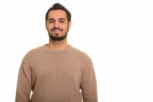 Jovem indiano feliz sorrindo e olhando para a câmera