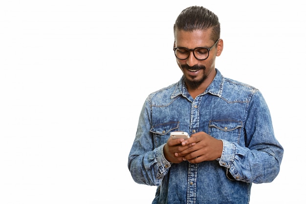 Jovem indiano feliz usando telefone celular isolado