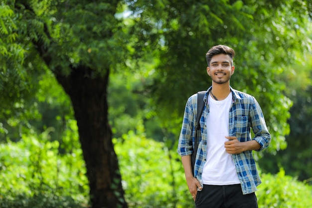 Jovem indiano mostrando expressão sobre o fundo da natureza