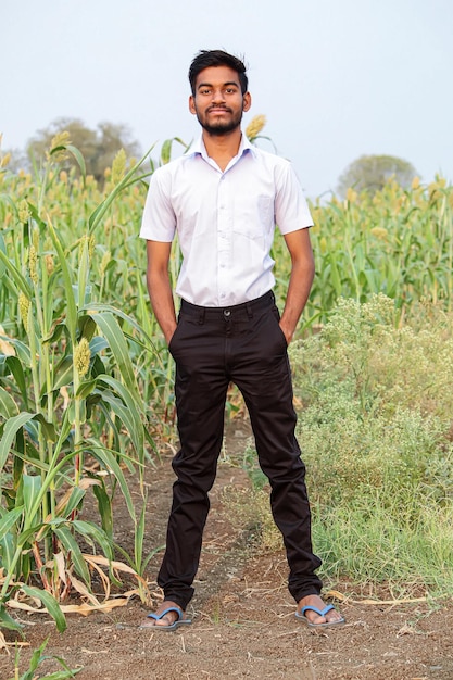 Jovem indiano no campo de agricultura verde