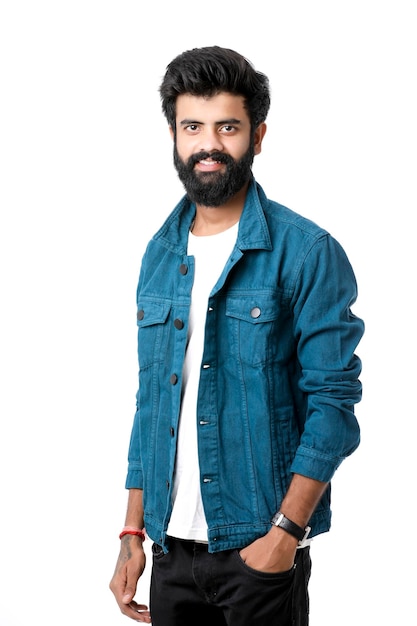 Jovem indiano usa jaqueta e dá expressão sobre fundo branco
