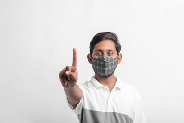 Jovem indiano usando máscara para proteção contra vírus.