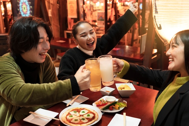 Jovem influenciador japonês gravando vlog