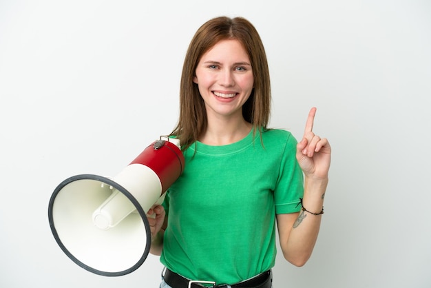 Jovem inglesa isolada em fundo branco segurando um megafone e apontando uma ótima ideia